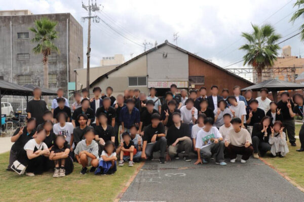 さまざまな研究室の合同で実施したバーベキューでの記念写真