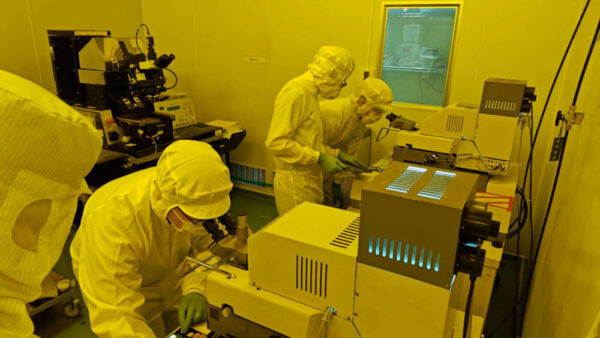 集積回路製作実習での、マスク合わせの様子