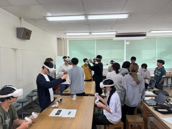 1年生による総合工学実験実習にて、VRを体験している様子