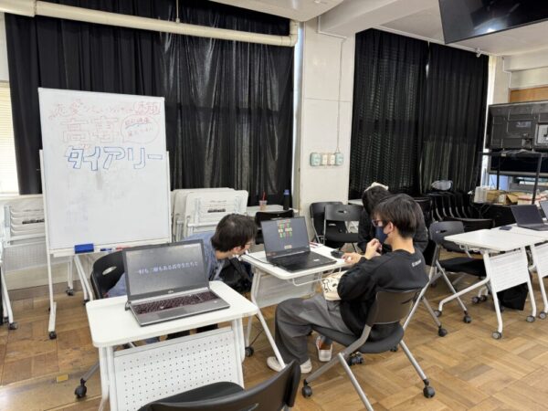 総合課題学習での展示会の様子。学生が制作したシミュレーションゲームを展示