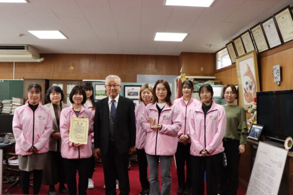 ROSEによる提案「ROSE ミライラボ」がキャタピラーSTEM賞 学生部門 奨励賞を受賞（2025年2月）。本提案は、SDGsを見据えたものづくりの視点から、学びの楽しさと挑戦力を重視した教育のあり方を示したものでした。前校長の東健司先生（前列中央）と記念撮影