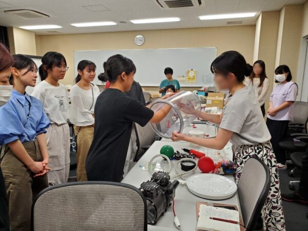 堺市理科展の実験ブース準備のため、ROSEとIRISで予備実験を実施している様子