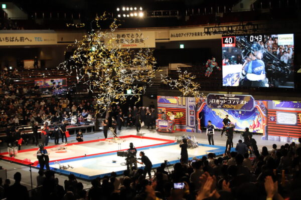 「高専ロボコン2024」で大阪公立大高専「銀火（ギンガ）」が優勝した瞬間