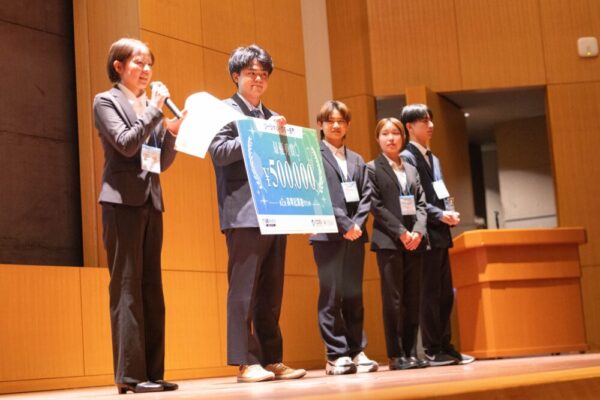 最優秀賞を受賞したBellearcのみなさん