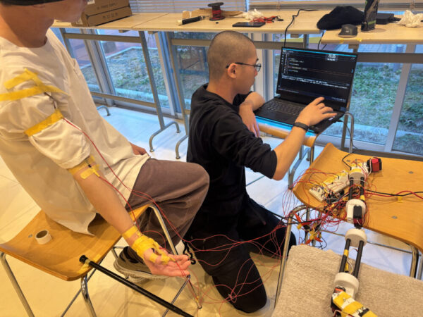 DCON2025に向けてメンバーとハードウェアを制作している様子