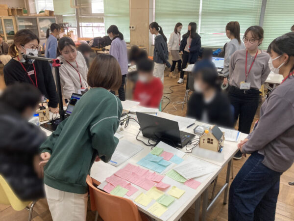 大阪公立大学高専では、女子学生有志チーム「ROSE」による地域の小中学生を対象とした体験実習などを実施。入学後も女子学生が活躍できる環境があります