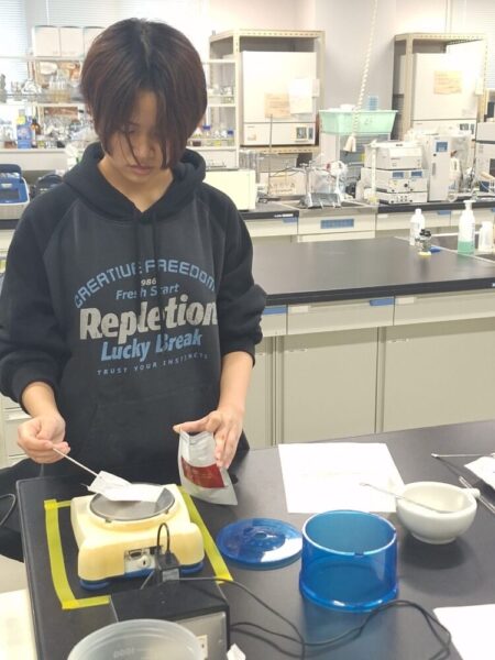 アイシャドウ開発の様子