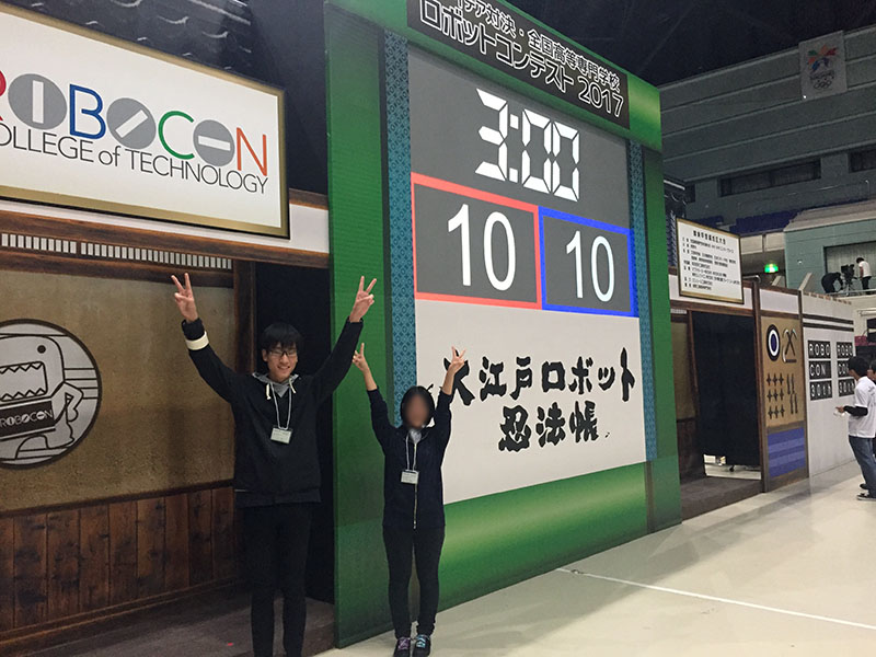 高専ロボコンの関東甲信越地区大会でピースサインをする下平さん