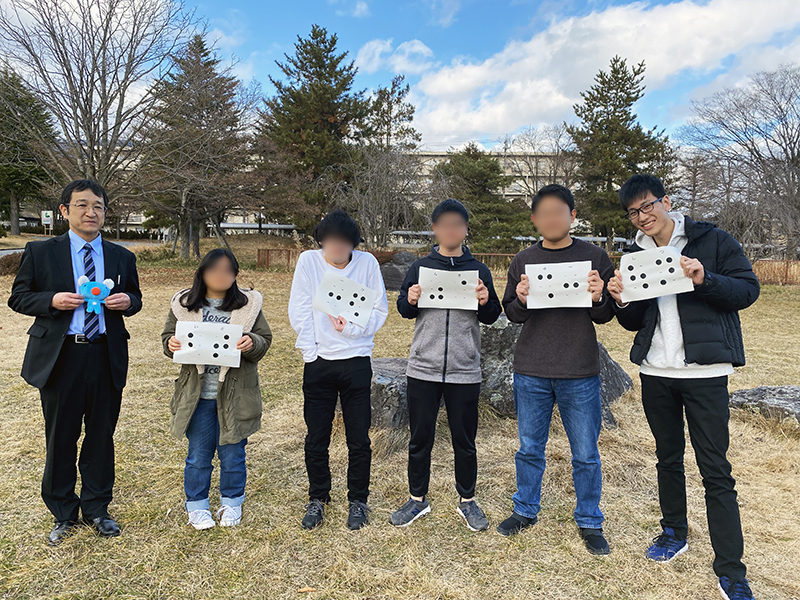 伊藤先生の研究室メンバーのみなさんと外で記念撮影