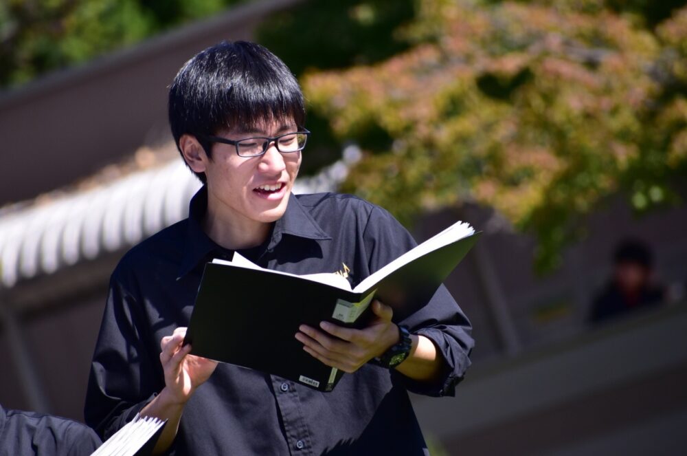 文化祭で合唱を発表中の下平さん