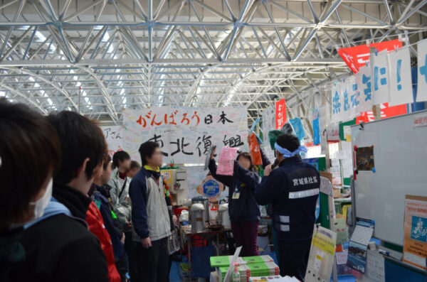 東日本大震災によって被害を受けた宮城県七ヶ浜町での復興支援の様子。沼津高専の学生と一緒に参加しました