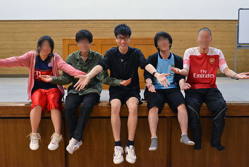 eスポーツ導入に向けて活動されていた部長会メンバーが並んで手を広げている