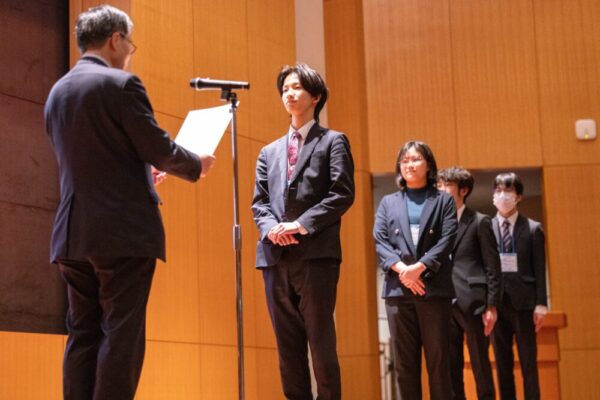 第2回高専起業家サミットでオーディエンス賞の賞状を国立高専機構の谷口理事長から授与されるAffinity Nexa
