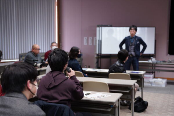 交流会の様子。学生による質問を聞く大谷先生。