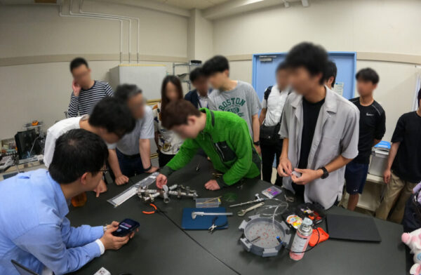 Athenaの活動を見学するため、東京大学・東北大学の方々が訪問されたときの様子。