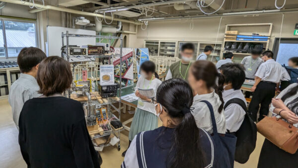 オープンキャンパスでAthenaの取り組みを紹介している様子
