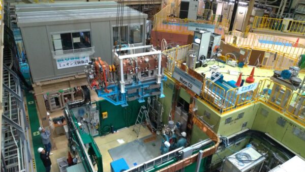 加速ミューオンビームを生成する加速器を開発している様子