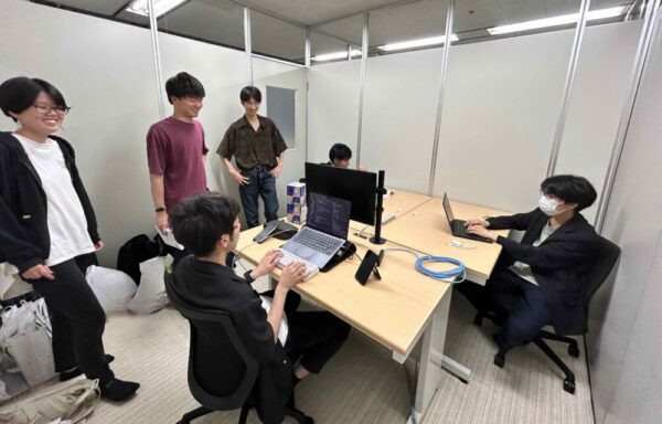 Affinity Nexaの新オフィスでプロリンを開発している様子。メンバーのみなさんが集中して作業することができているそうです