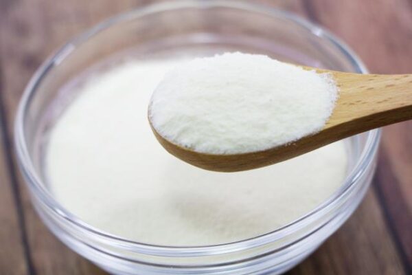 脱脂粉乳。生乳を遠心分離して乳脂肪(生クリーム)と脱脂乳にし、脱脂乳を濃縮・乾燥させたものが脱脂粉乳となる。生クリームは練って水分を抜くことでバターになる