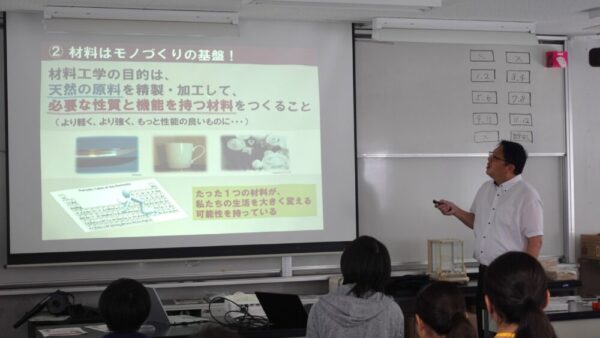 材料システム工学科について説明中の岩田先生