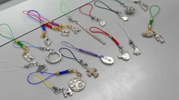 完成した銀粘土のアクセサリー（練習でつくった陶土のアクセサリーも含む）