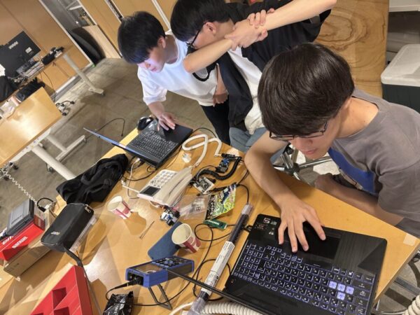 メンバーとサギ止め太郎の開発に取り組む様子。