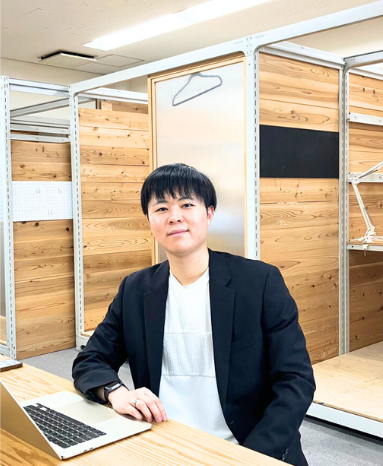 オフィスでの佐藤さん。