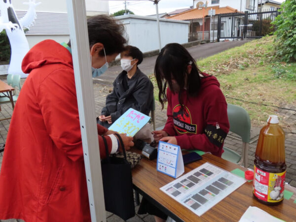 高専祭のフルキャッシュレス化に向けて、模擬店に決済端末機を導入している様子。