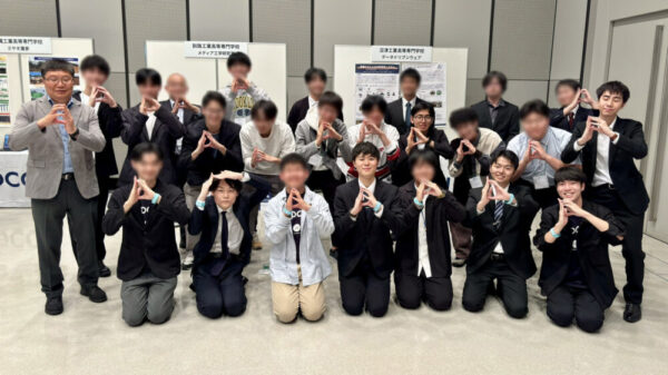 コンテスト同好会のみなさんとの集合写真。