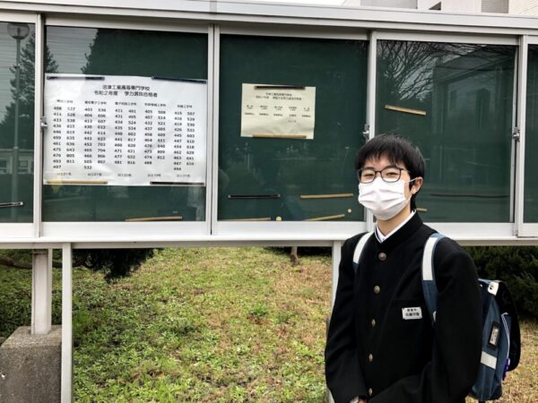 沼津高専の合格発表日に、掲示板の前で。