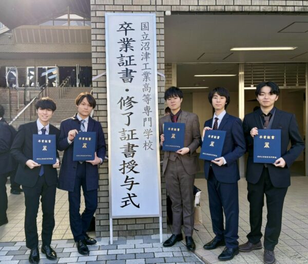 沼津高専の卒業式にて、HIBARIのメンバーのみなさんと集合写真。