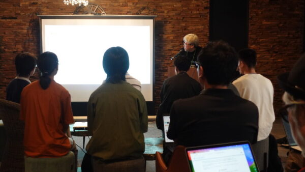 キックオフ合宿のオープニングの様子。re-KOSEN事務局からキックオフ合宿の概要について説明中