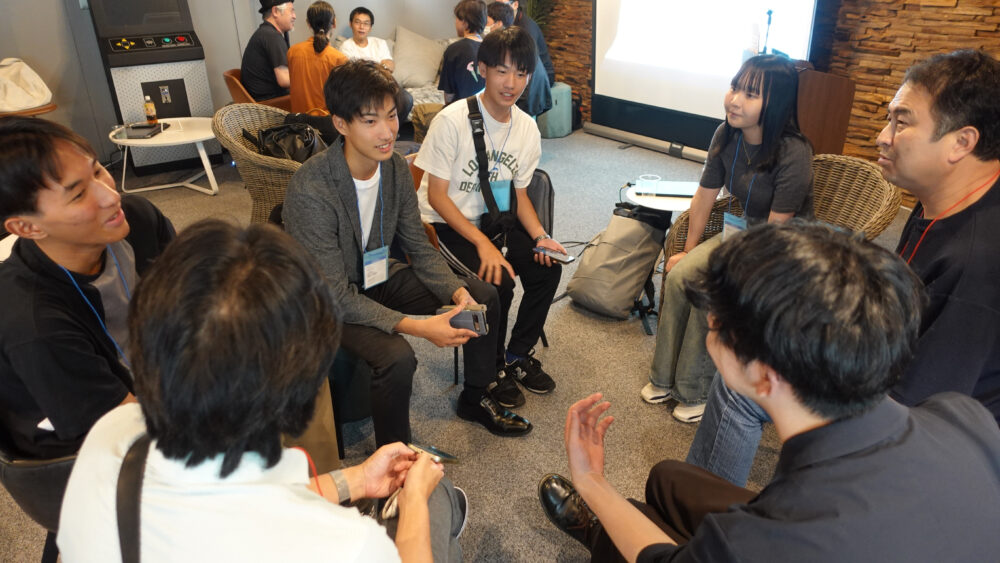 懇親会前には混合グループでの交流も実施