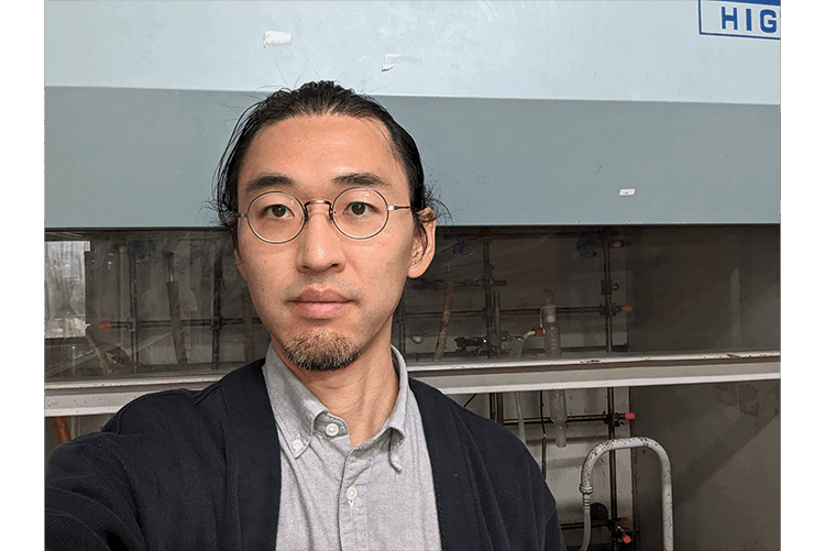 身近な化学の不思議から研究の最前線へ。分子が示す光の現象を解き明かすのサムネイル画像