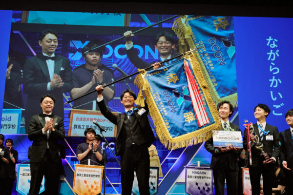 優勝旗を掲げる豊田高専「NAGARA」