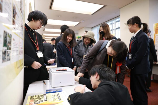 高専防災減災コンテストでのポスターセッションの様子