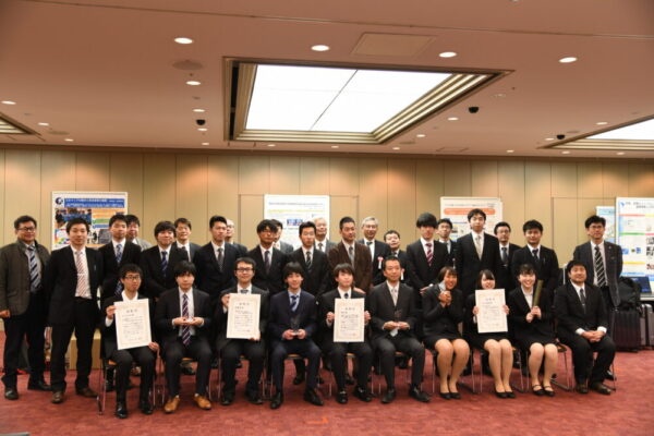 第1回高専防災コンテスト（地域防災力向上チャレンジ）最終審査会での集合写真