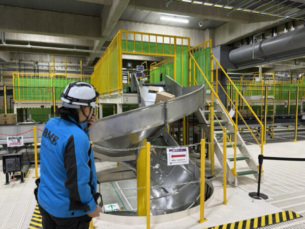 Amazonでの業務の様子。施設内の設備はすべてメンテナンステクニシャンが管理。日本全国のAmazonの物流を小久保さんたちが支えていると言っても過言ではありません。