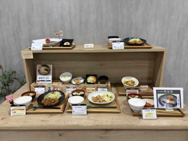 カフェテリアには、日替わりで様々なメニューが500円前後で並んでいます。取材時には漁港直送の魚定食も。無料のドリンクコーナーもあり、社員を大事にする社風がカフェテリアにも見て取れます。