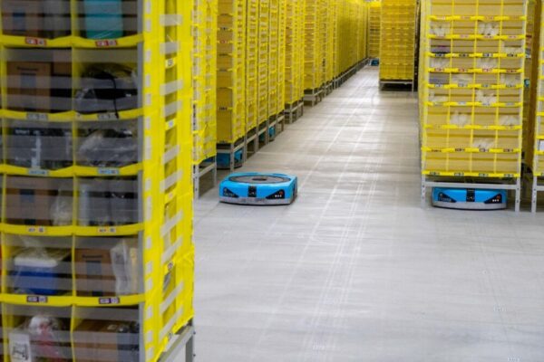 大きな商品棚も持ち上げるAmazon Robotics。「千葉みなとFC」では約2,600台が常時稼働。全自動でFC内を縦横無尽に動き回る姿は圧巻です