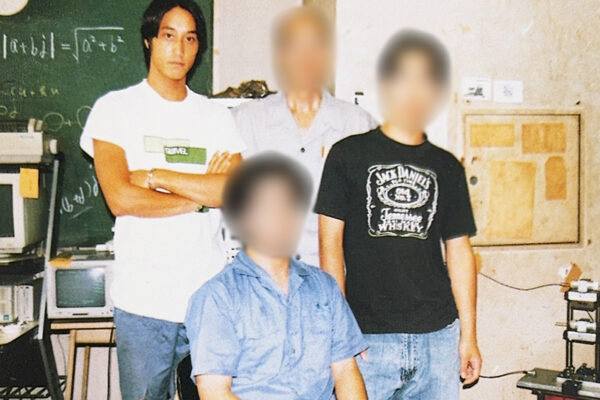 高専5年生のときの村山。研究室メンバーと集合写真