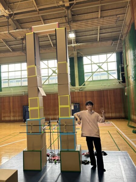 ボックスを積み上げる案を検討しているときの1コマ