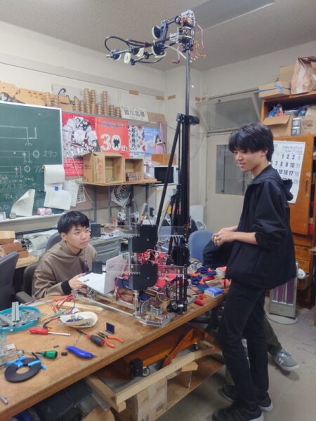 旋回するロボットを製作しているときの1コマ