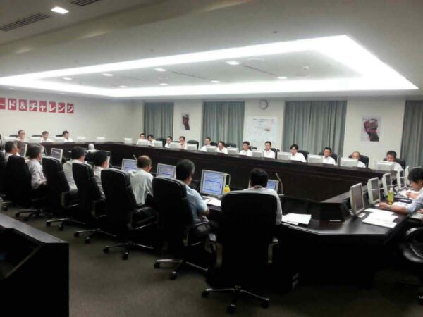 NTTドコモでの会議の様子。事務局として経営幹部との折衝なども担当。