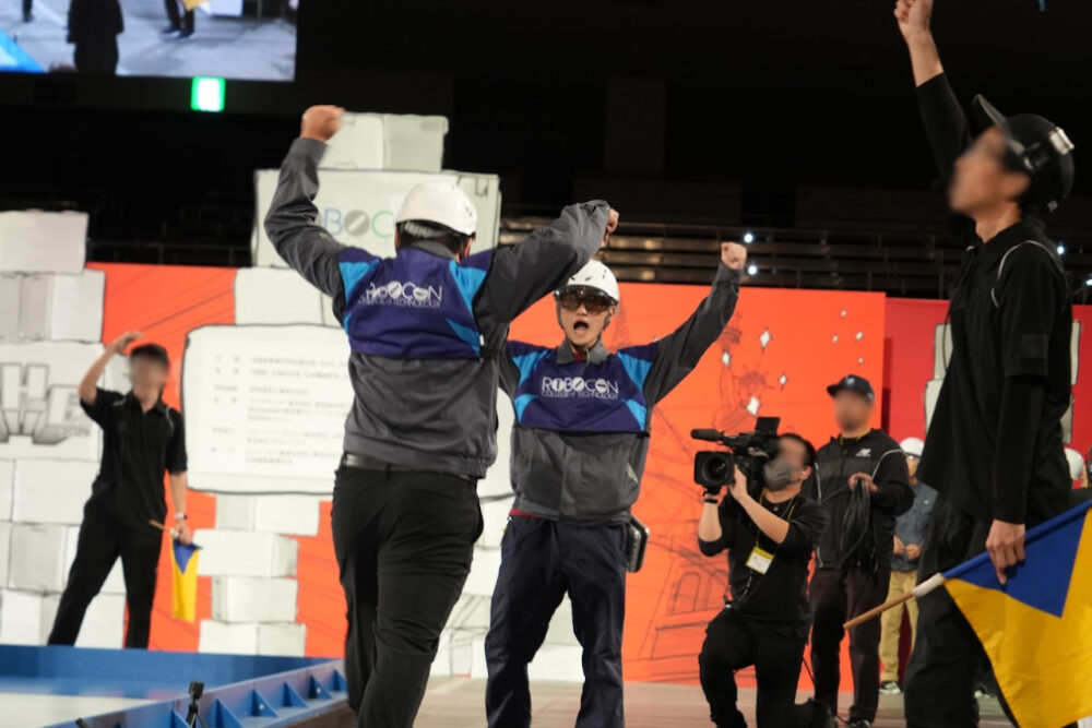 4.2mのゲートの間をロボットが通過した瞬間、ガッツポーズで喜び合う水篠さんと長田さん