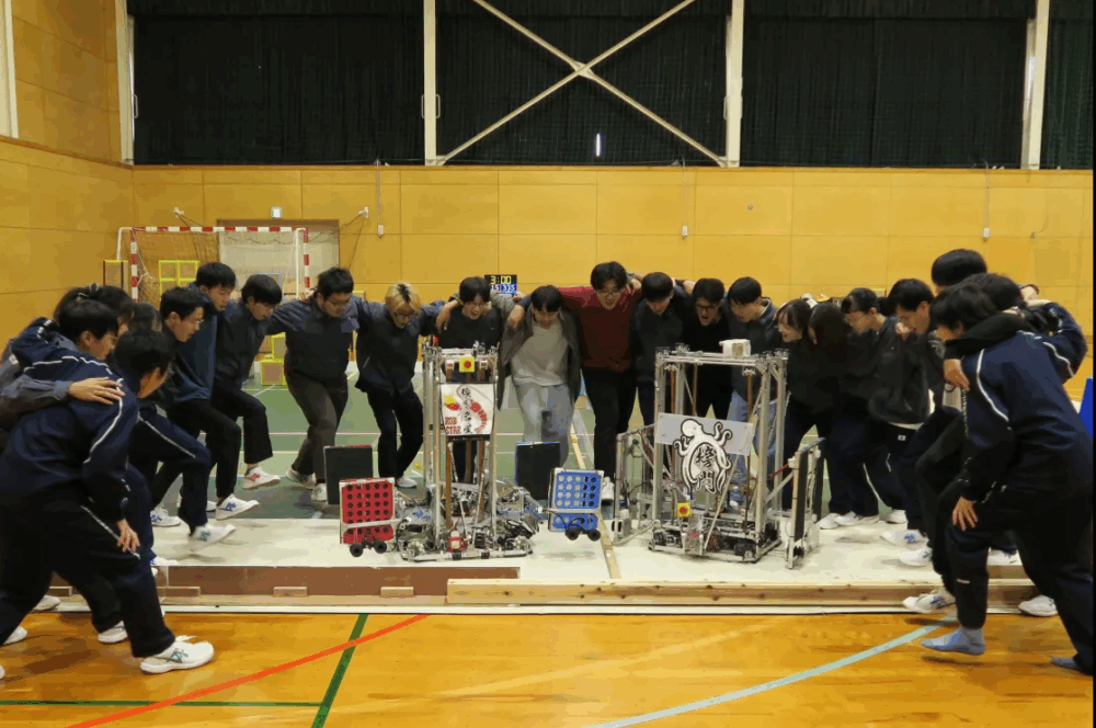 地区大会前に、AチームとBチーム、そして先輩のみなさんで円陣