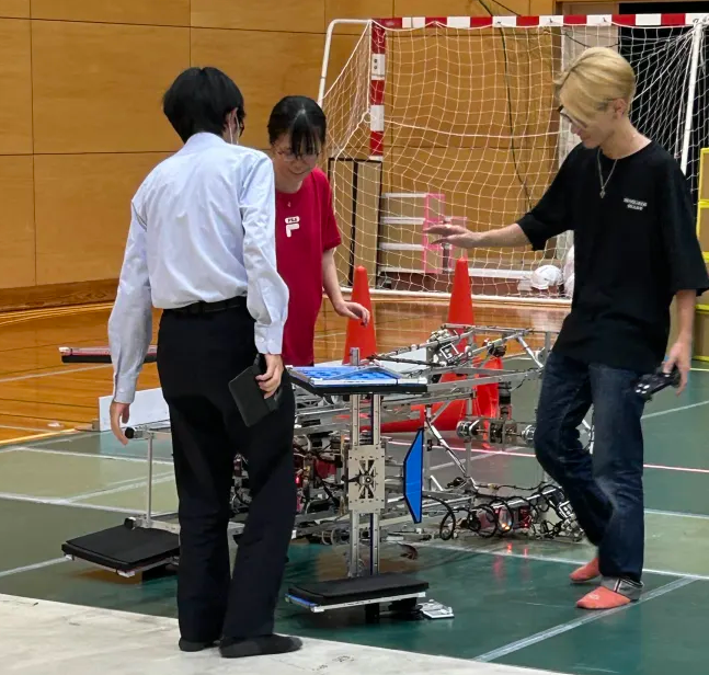 ロボット操作の練習の様子。ときにはロボットが倒れてしまうことも