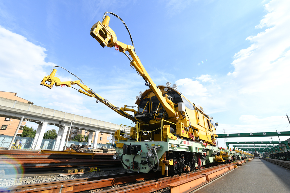 新幹線レール更新システム（REXS）。レールの運搬・積卸・溶接・交換を1台で行います