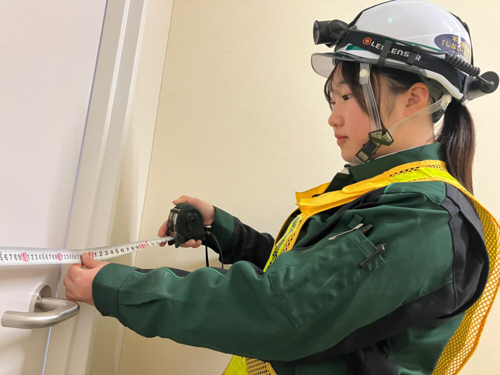 仕事中の内山さん