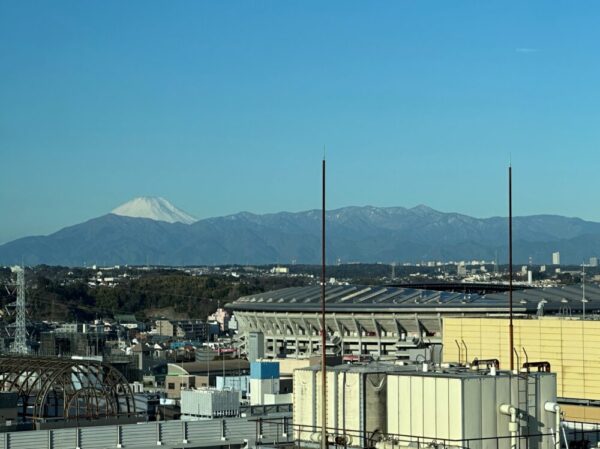 新横浜駅の近くにあるNTTデータフォース本社から見える景色。手前に見えているのが日産スタジアム、奥に見えているのが富士山です